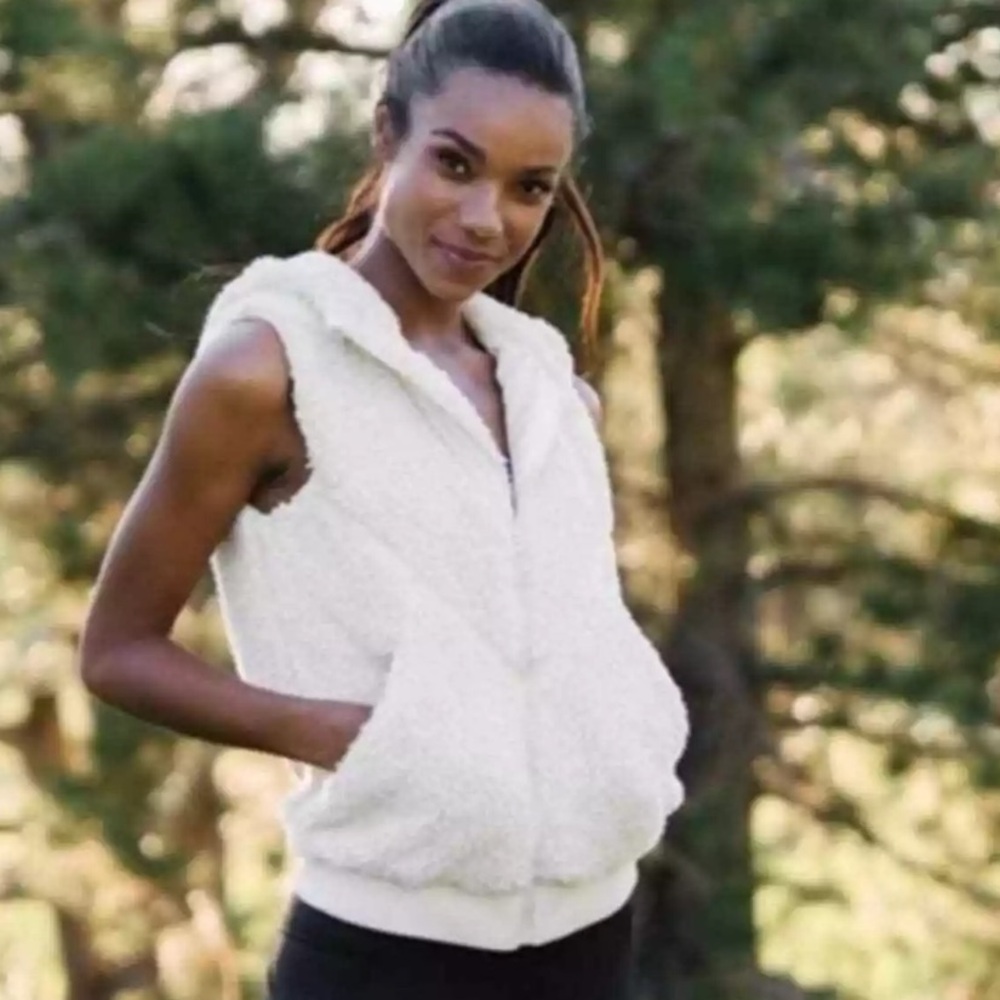 🩶5/$30 ZYIA Active Cream Fleece Teddy Sherpa Hooded Vest w/ Pockets Size Medium - Picture 1 of 8